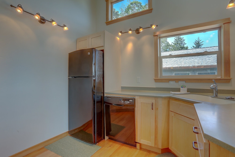 Hutson's Bridgeview **30 Day Minimum** 4 Bedroom Home by RedAwning