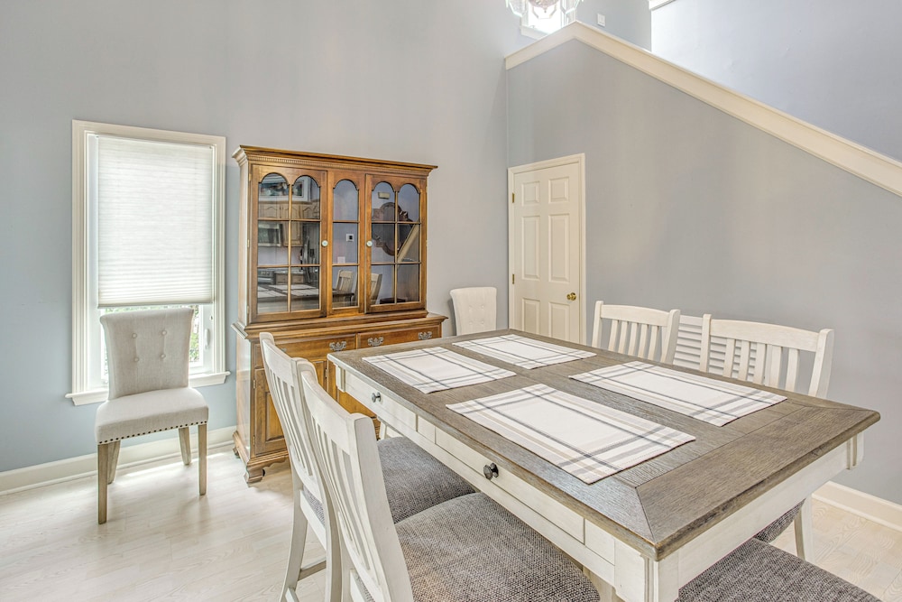 Marina & Pool: Roomy Golf-view Home in Southport