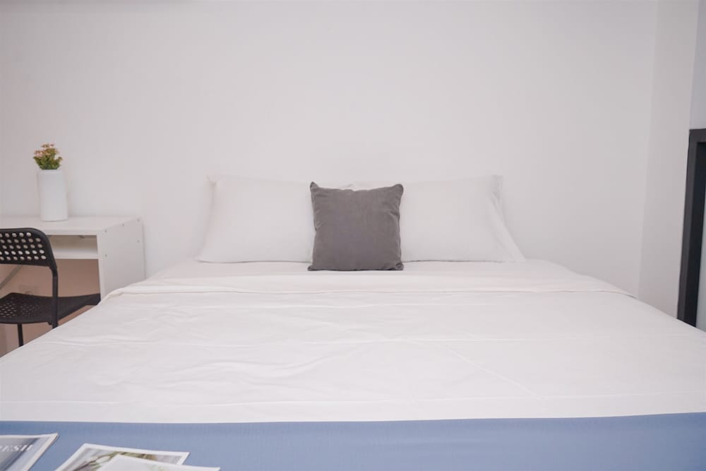 Spacious And Homey Studio Loft At Kingland Avenue Apartment