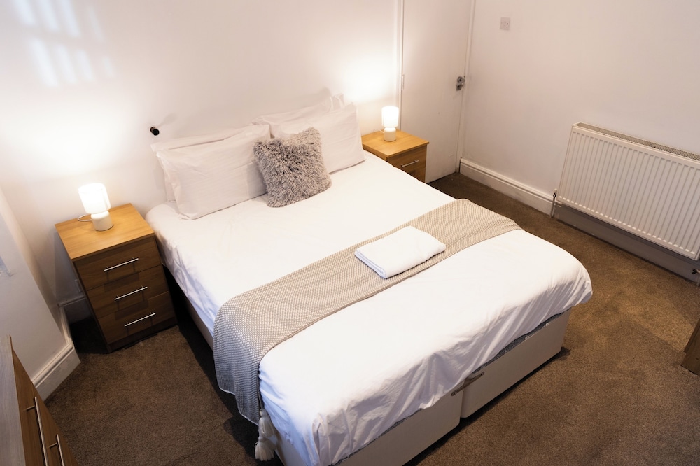 Wolverhampton - 4 Bed House - Free Parking