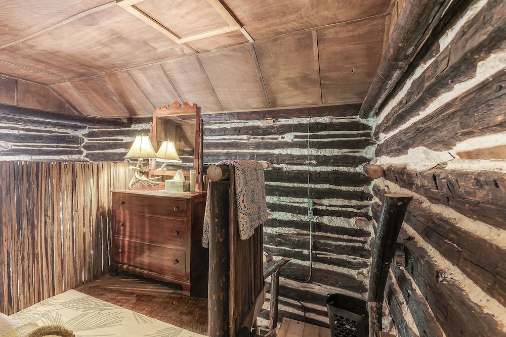 12 Mi to Staunton River State Park: Off-grid Cabin