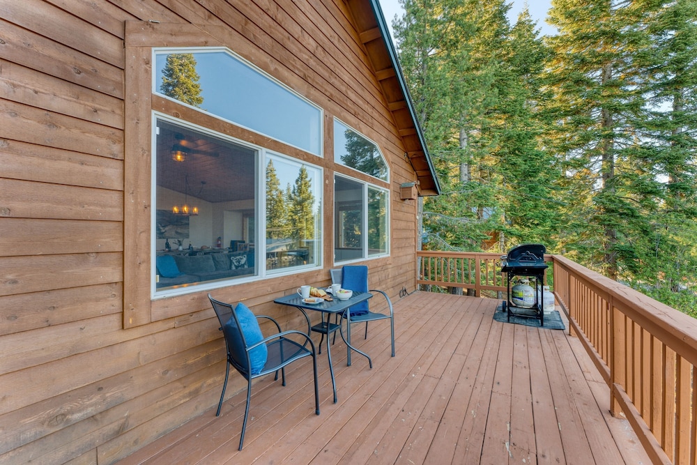 Golden Summit by Avantstay Stunning Secluded Cabin w Access to Tahoe Donner
