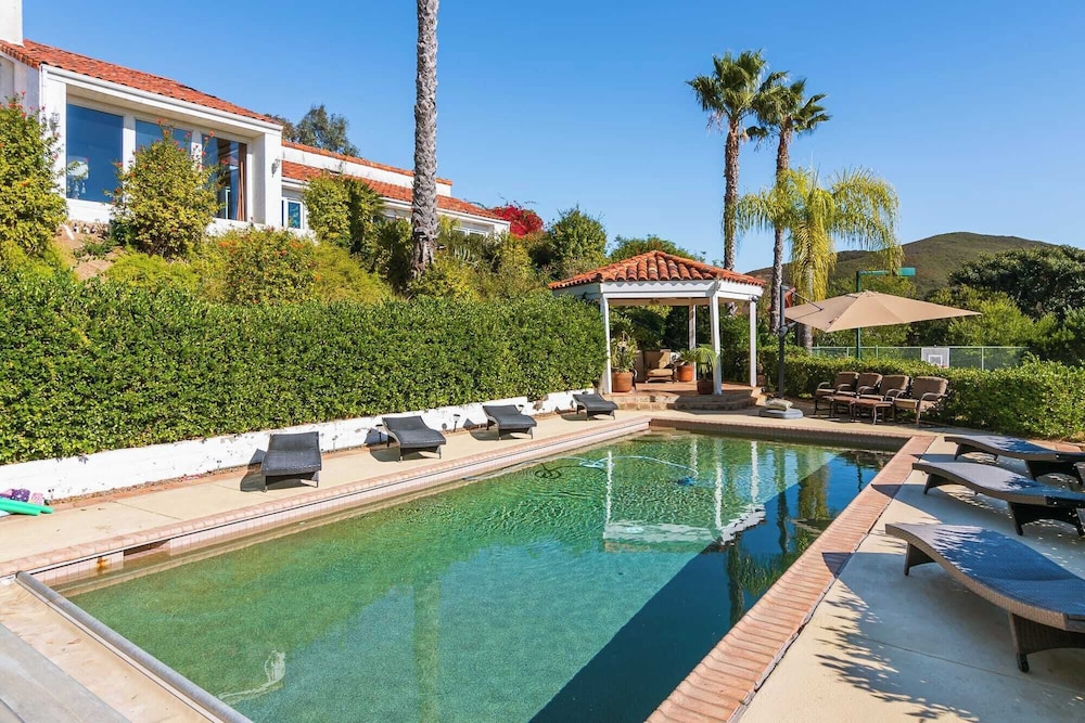 Two Estates w/ Pools, Hot Tubs, Game Rooms, Valley Views & Tennis Court Near Beaches & Wineries
