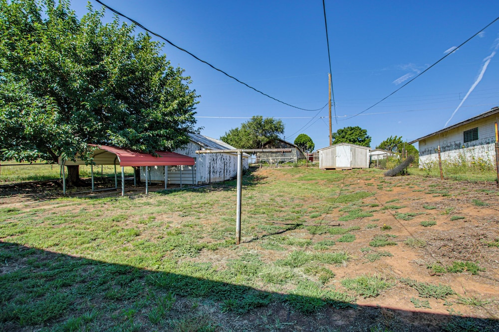 2 Mi to Phillips 66 Refinery: Home w/ Yard