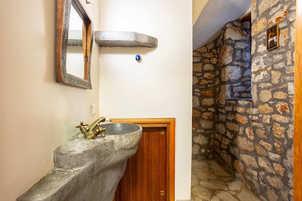 Stone Farmhouse in Groves - Sea Mountain Views