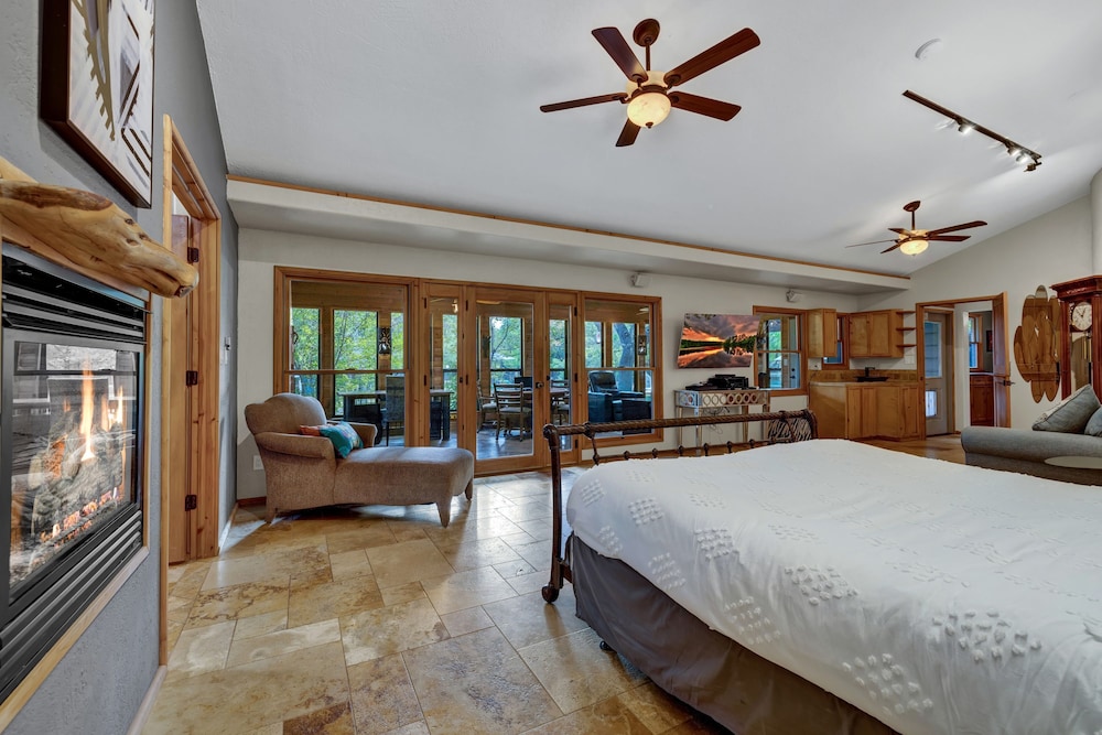 Terracotta Oasis - Wimberley for 30 Guests