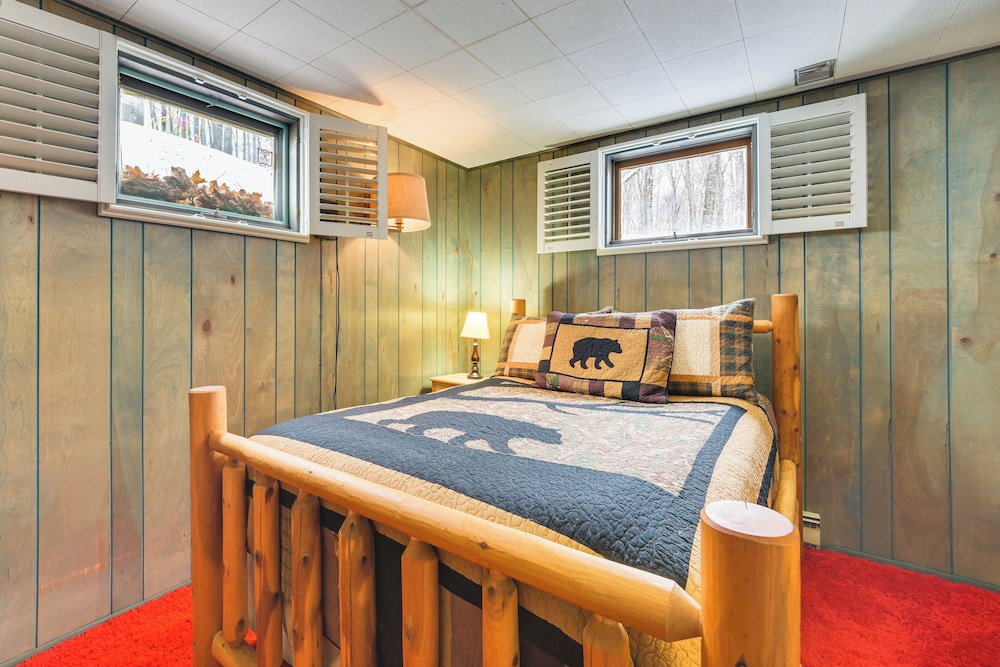 2 Mi to Schuss Mountain: Cozy Cabin w/ Deck