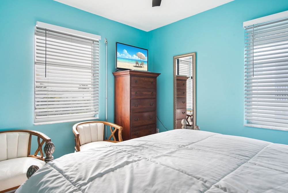 232 South Harbor Upstairs 3 Bedroom Apts by RedAwning view 5