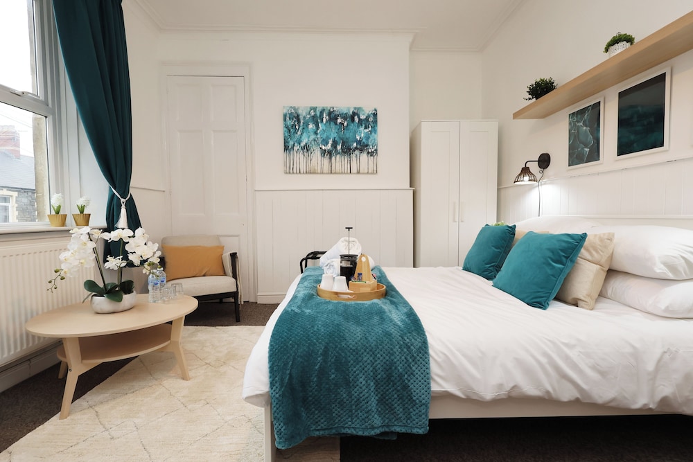 Cardiff Guesthouse & On-Street Parking