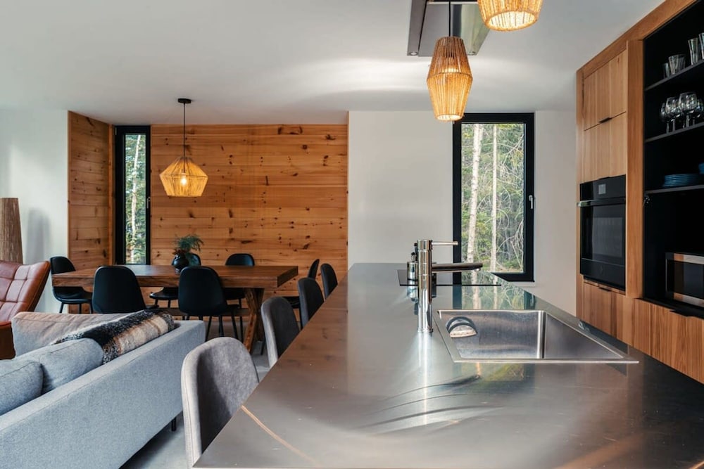 Bright Chalet With hot tub and Indoor Sauna