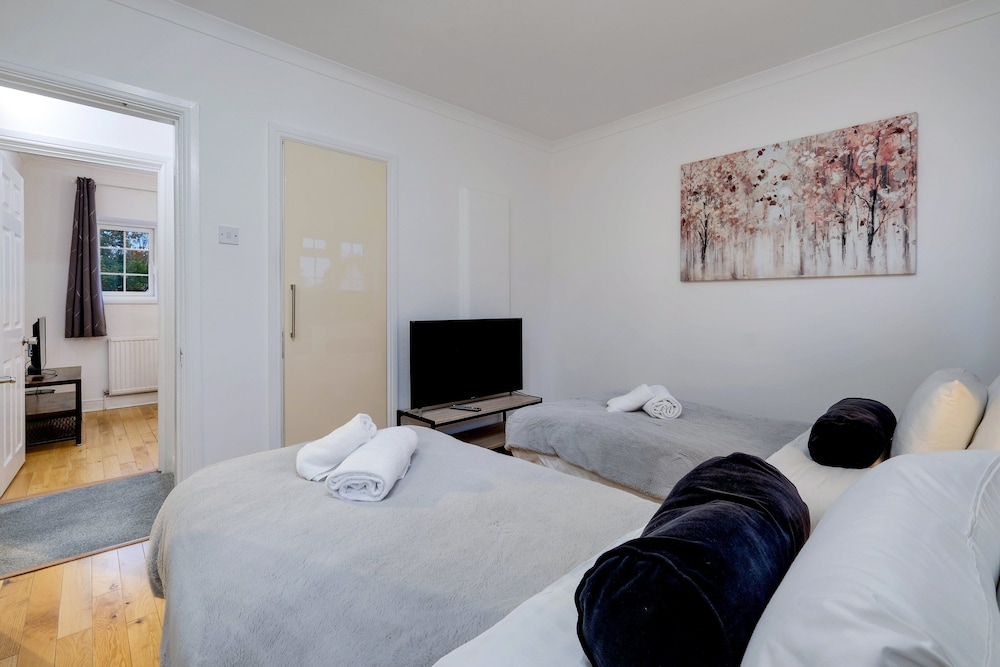 Modern 4 Bedroom Hse Garden in Feltham
