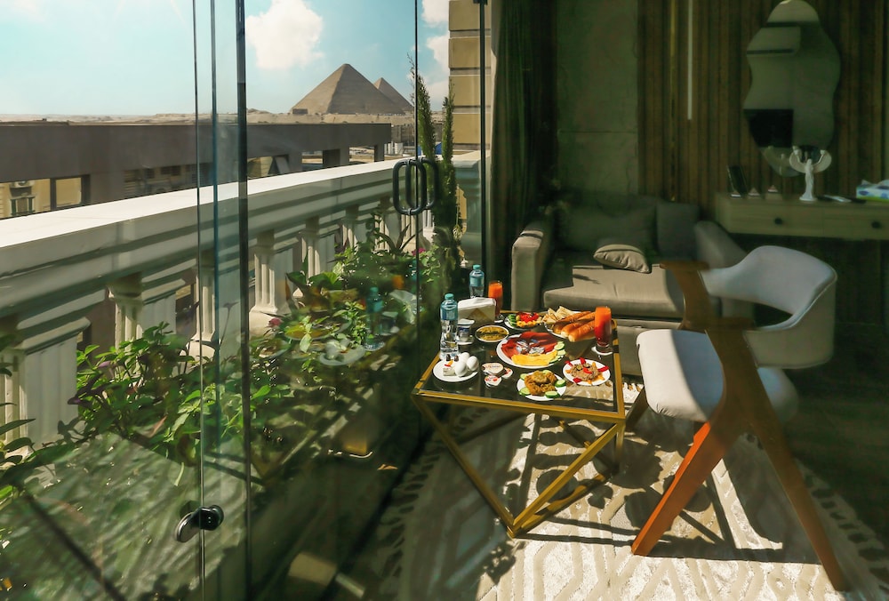 Pyramids Moon Hotel