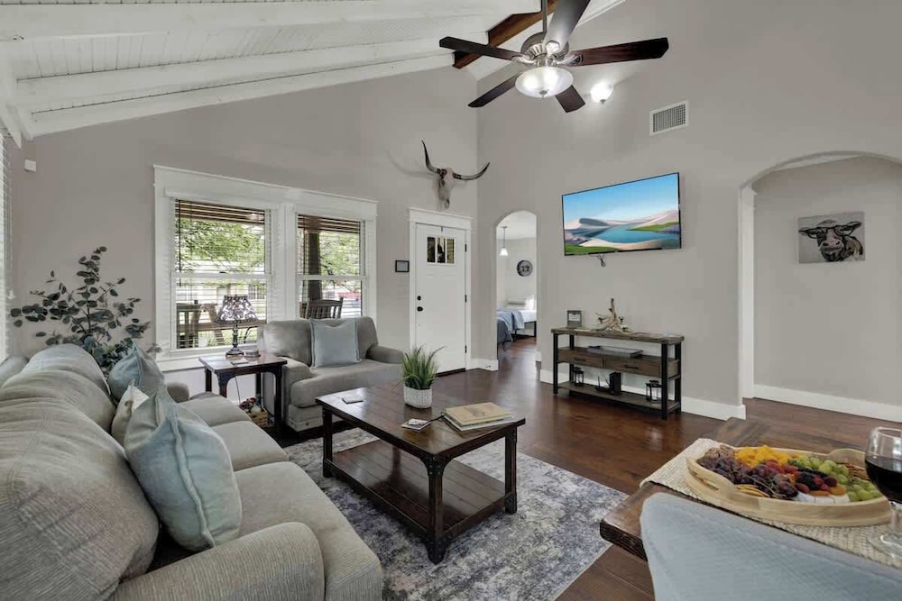 Charming Cottage-3 Mins to Downtown-pet Friendly!