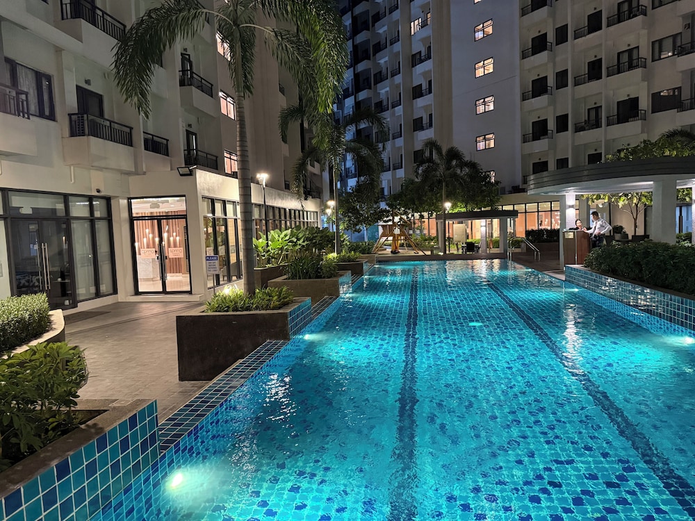 Cozy Retreat w/Balcony Near SM Mall/NAIA Airport