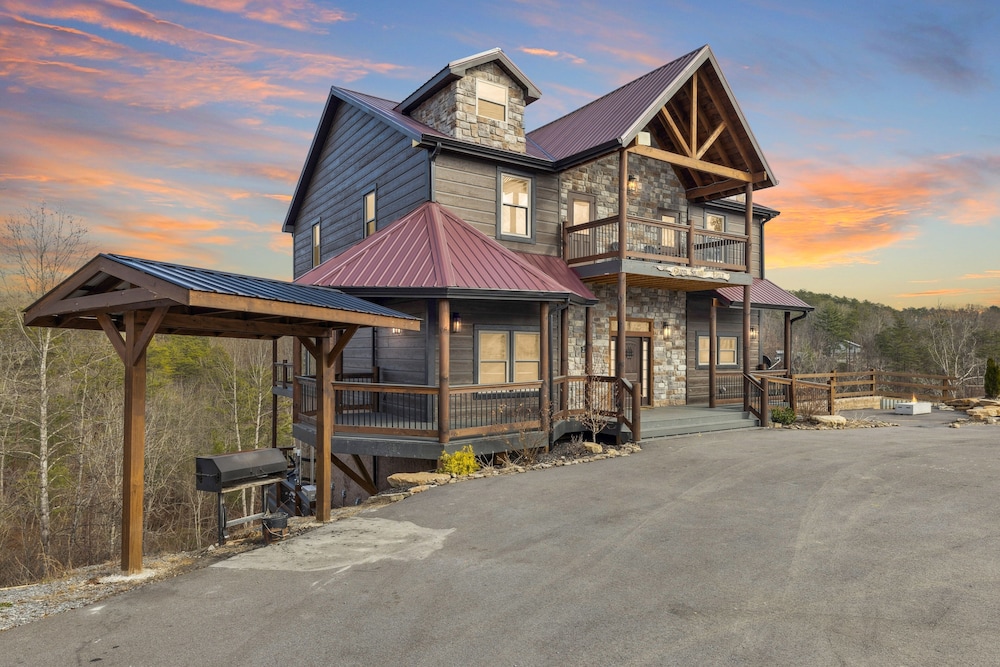 Grand Splash Lodge 6 Bedroom Cabin
