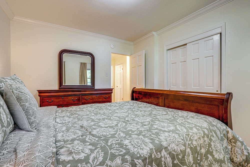 2 Mi to Fairhope Pier: Home w/ Large Yard!