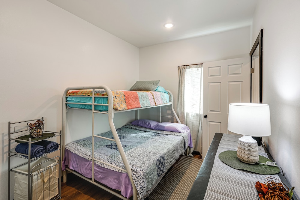< 2 Mi to Dtwn: Pet-friendly Getaway in Fairbanks