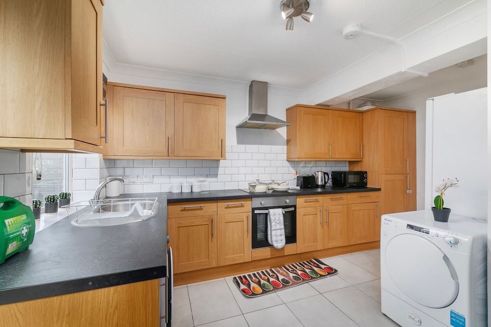 Refurbished 4-bed Family Home-near Central London