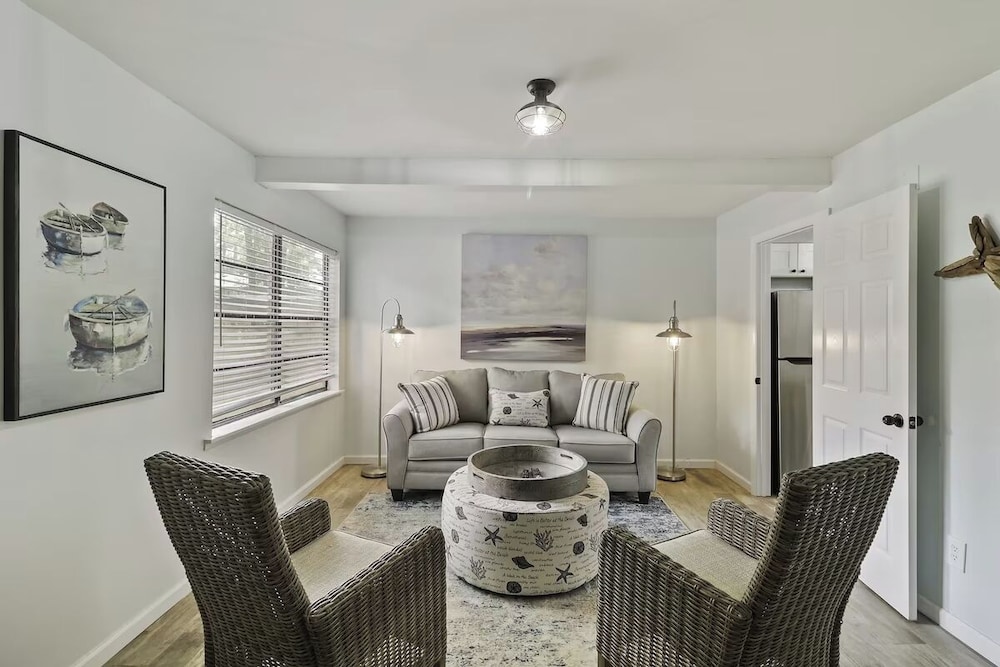 Cozy 2BR Hilton Head Townhome w/ Pool Access