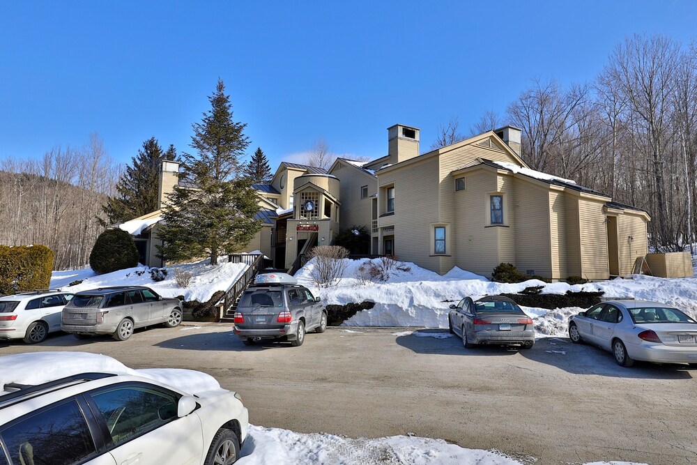 Skiers! Fox Hollow 2br/2ba Condo. Across From Pico, Minutes To Killington 2 Bedroom Condo