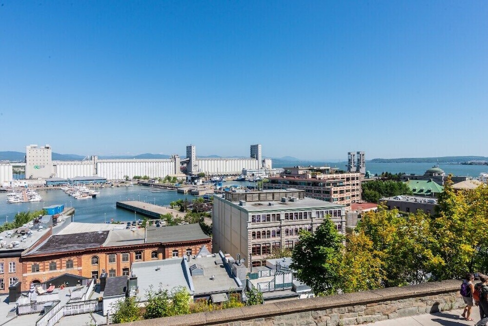 Remparts 2 Bed w Private terrace & sauna