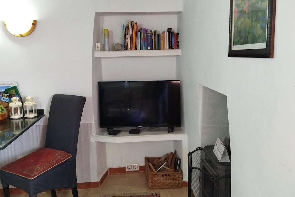 Lorca- Cottage - Sleeps 4 - pet Friendly - Pool