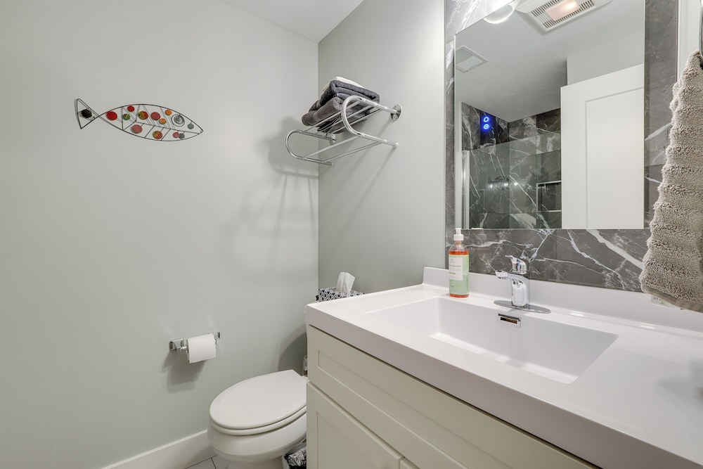 Walk to Front St! Traverse City Condo Near Skiing