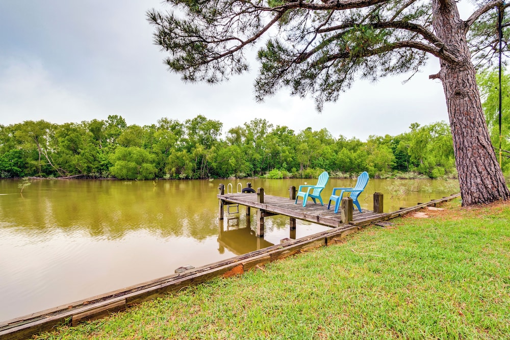 Views, Sunsets & Wildlife: Waterfront Gem in Texas