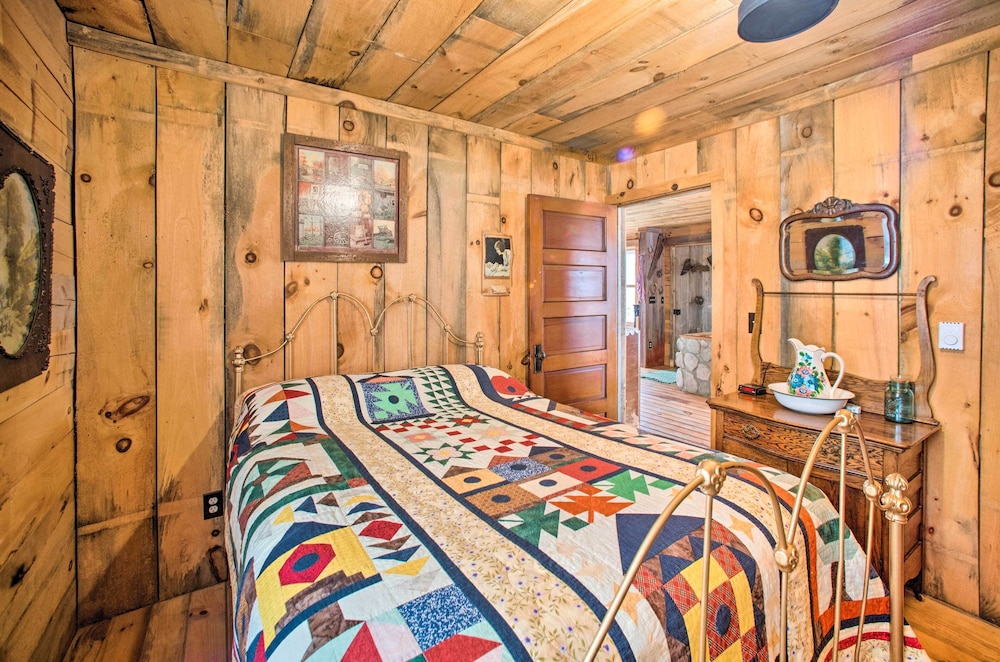 Secluded Powersville Cabin: 25 Mi to Lake Paho!