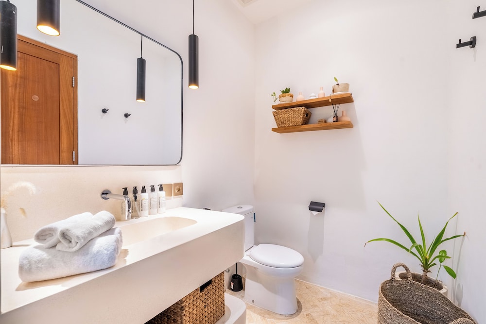 Eleven Villa Canggu - Calm Oasis with Pool and Privacy