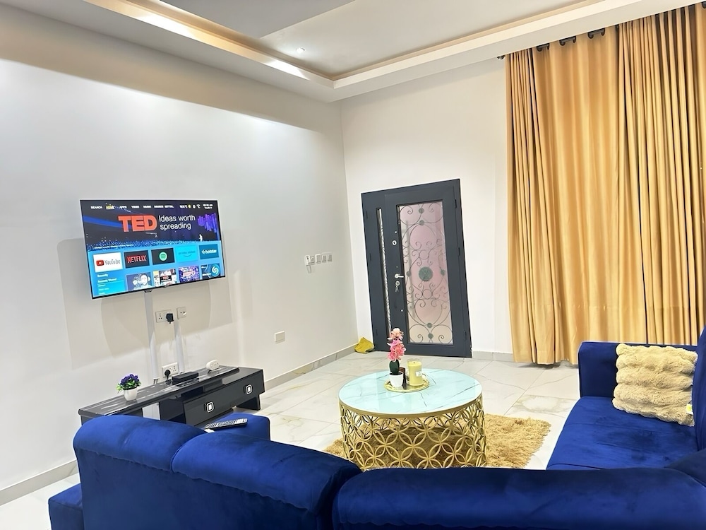2BR Apartment With Pool and Wifi Near East Airport