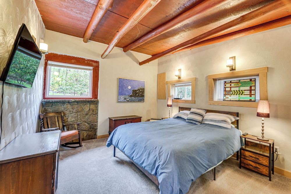10 Mi to Mtn Resort: Normalville Cabin w/ Balcony!