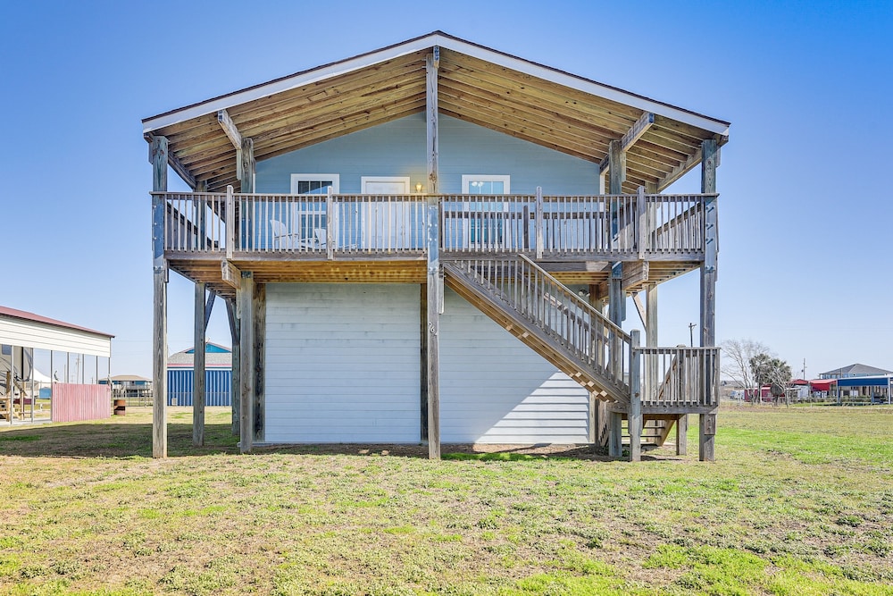 Walk to Shore: Crystal Beach Home w/ Deck! view 3