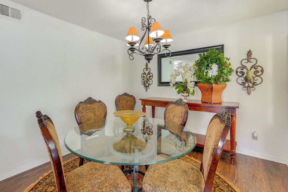 8 Mi to Disney: Resort-style Condo w/ Pool Access