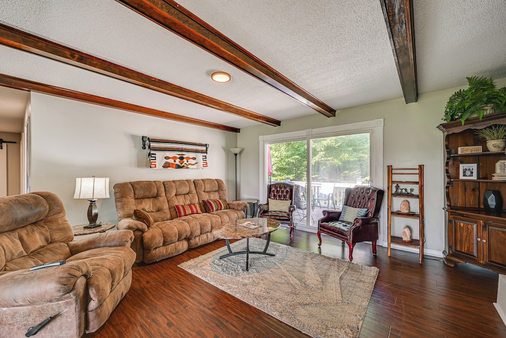 Golf Course Views & Games Galore - Vine Grove Gem!