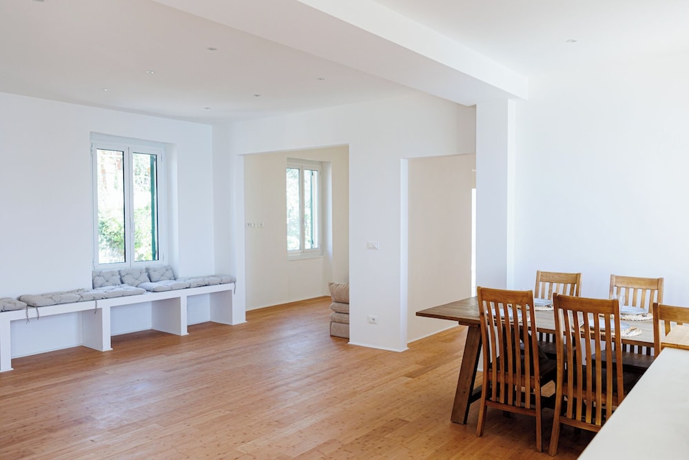 Newly Renovated Ocean View Flat