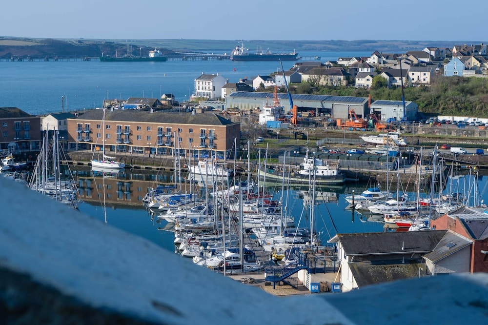 The Penthouse - 1 Bedroom Penthouse - Milford Haven
