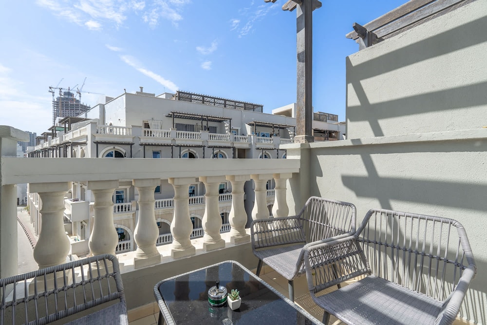 Pleasing 1-bedroom for 4 in JVC for Relaxing Getaway