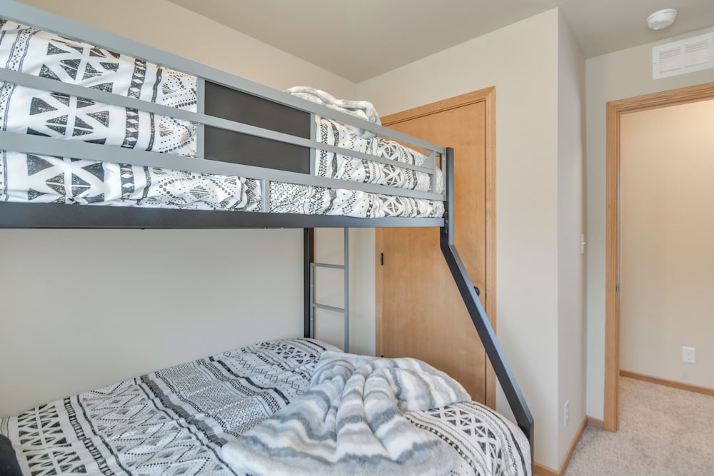 4 Mi to Granby Ranch: Cabin w/ Hot Tub Access!