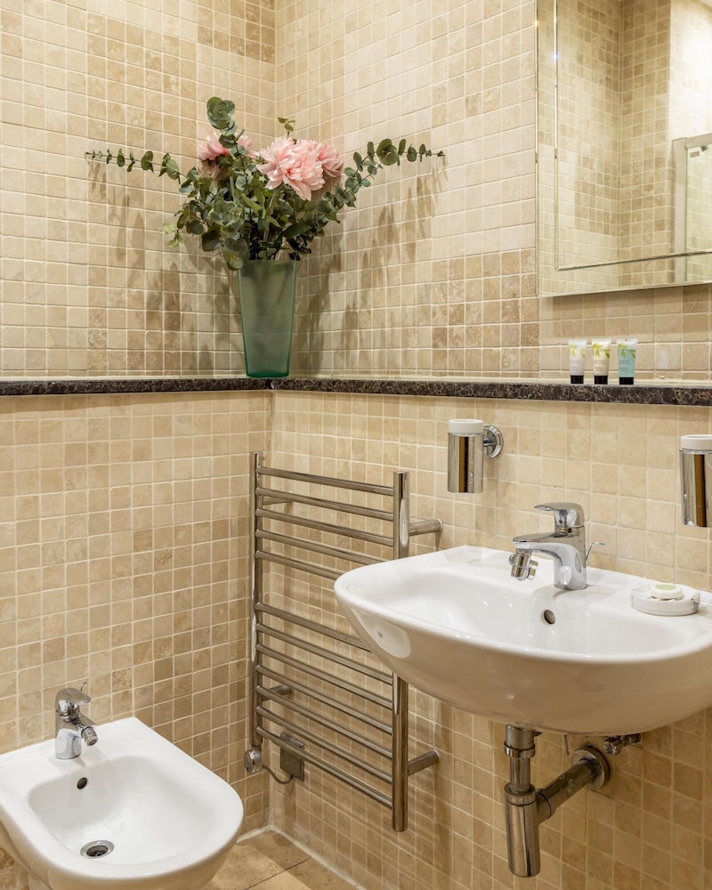 Park Lane 4-bedrooms Spacious Mayfair Family House