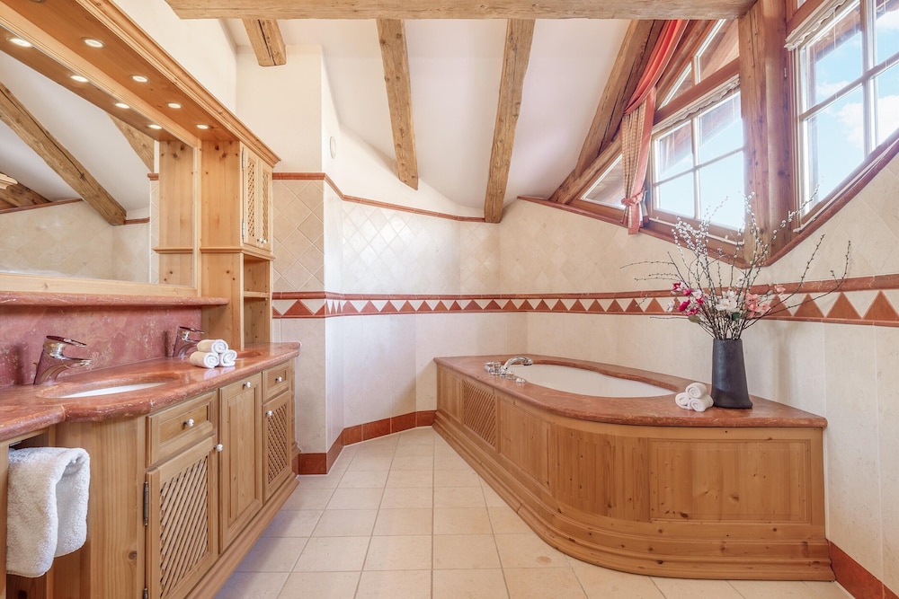 Elegant Chalet Near Slopes & Village