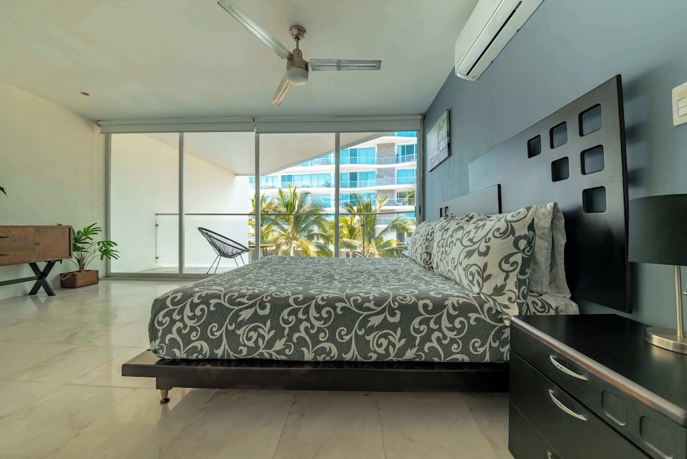 Beachfront Duplex With Multiple Pools - Beachclub