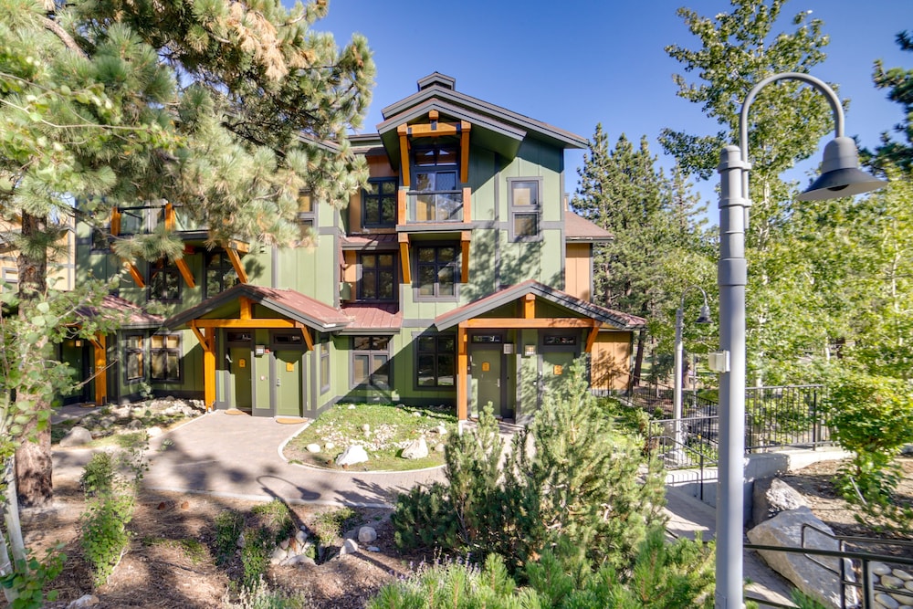 Mammoth Lakes Condo w/ Fireplace: Near Skiing! view 4