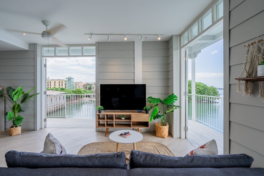 w Fantastic 1BR w Modern Balcony in Panama