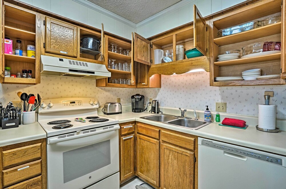 Coastal Condo With Pool Access - Walk To Beach! view 4
