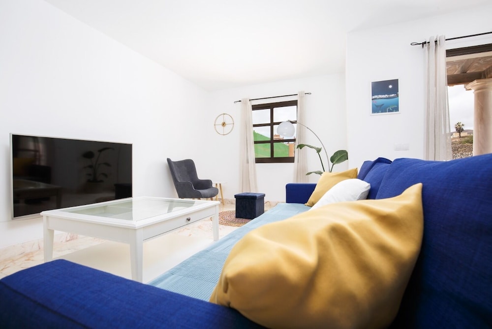 House - Sleeps 6 - Pool - Pet Friendly