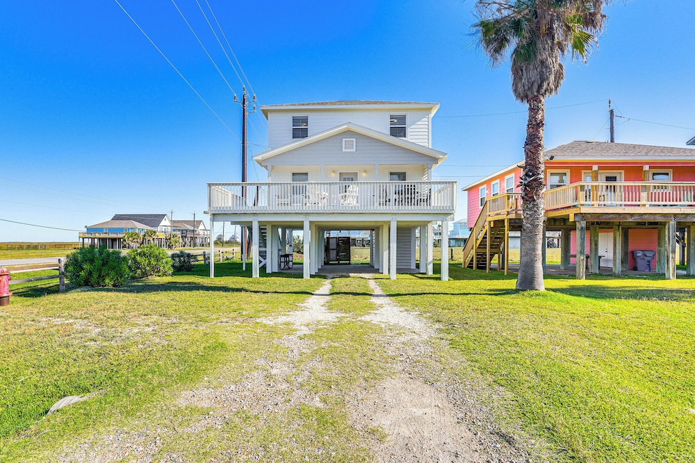 Modern Coastal Farmhouse: Walk to Surfside Beach!