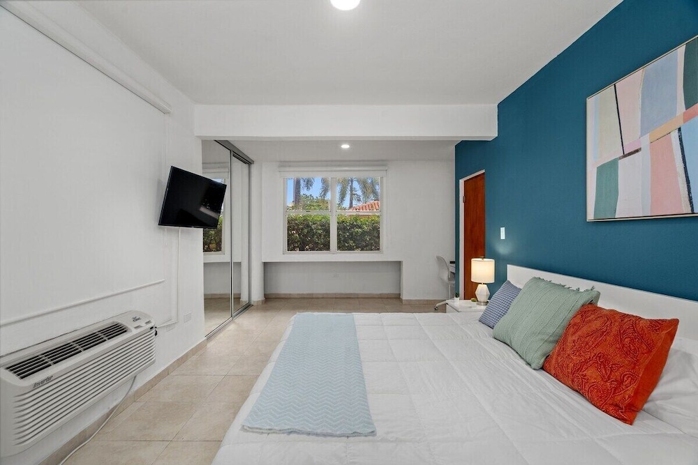 Puerto Rico Oceanpark Beach Rental With King Size Bed Otium Rentals view 4