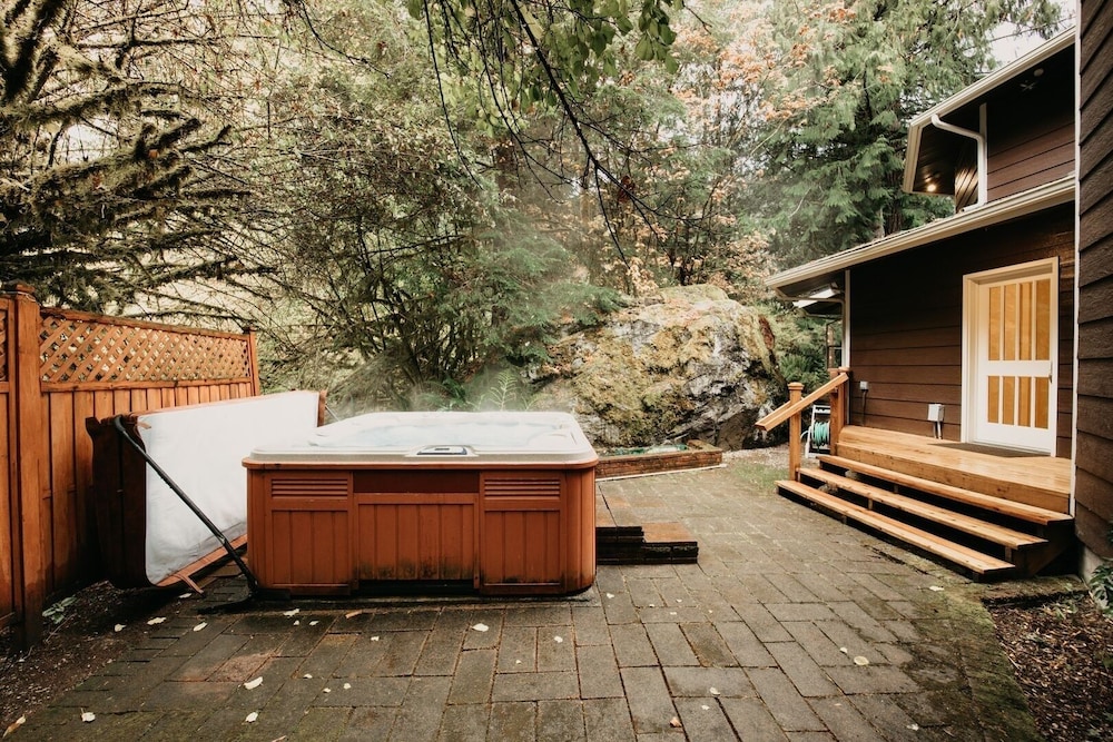 13sl - Hot Tub - Pets Ok - Wifi - Sleeps 8 2 Bedroom Home by RedAwning