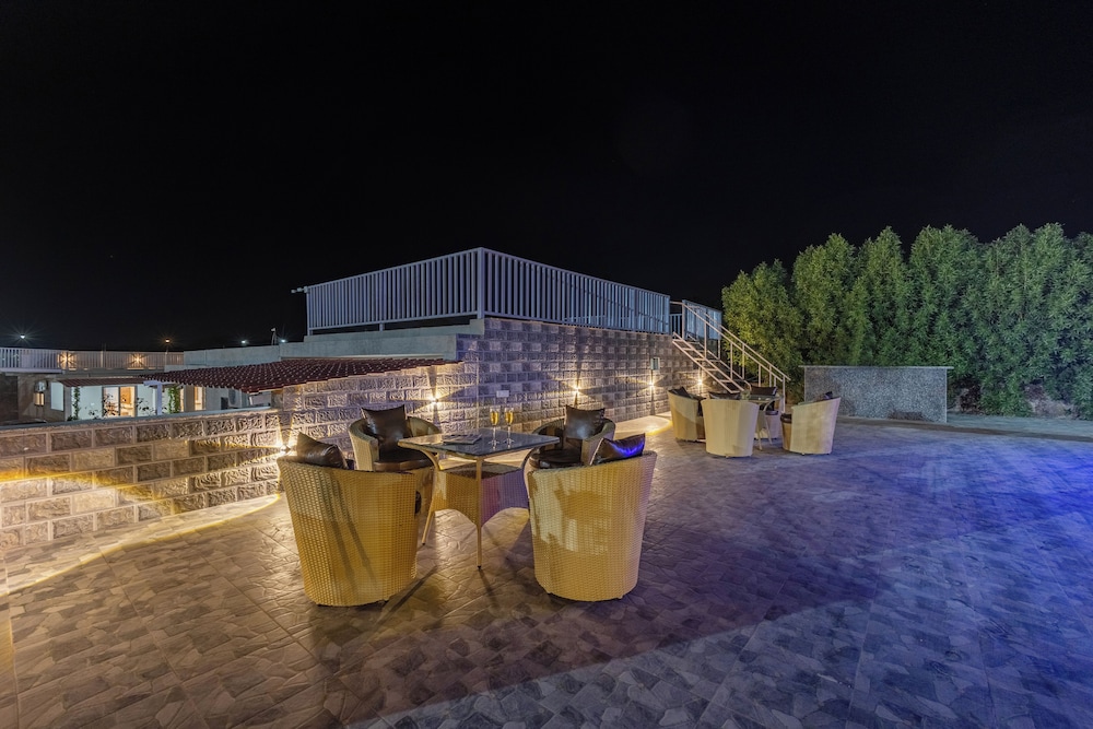 ELIVAAS 5 BHK With Pvt Pool - Zenora